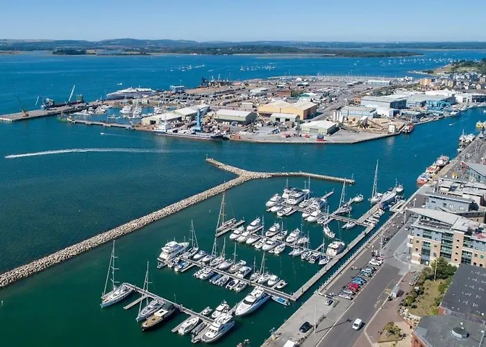 Entire Prestige Apartment In Poole Quay - Free Parking, Fast Wifi, Smart Tv & Netflix