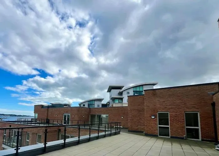Entire Prestige Apartment In Poole Quay - Free Parking, Fast Wifi, Smart Tv & Netflix