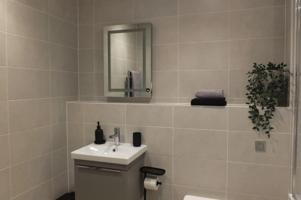 Entire Prestige In Quay - Free Parking, Fast Wifi, Smart Tv & Netflix Apartment Poole