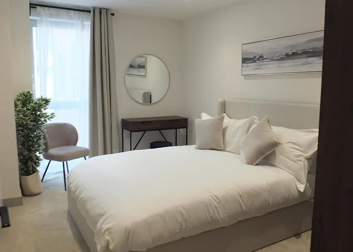 Entire Prestige Apartment In Poole Quay - Free Parking, Fast Wifi, Smart Tv & Netflix