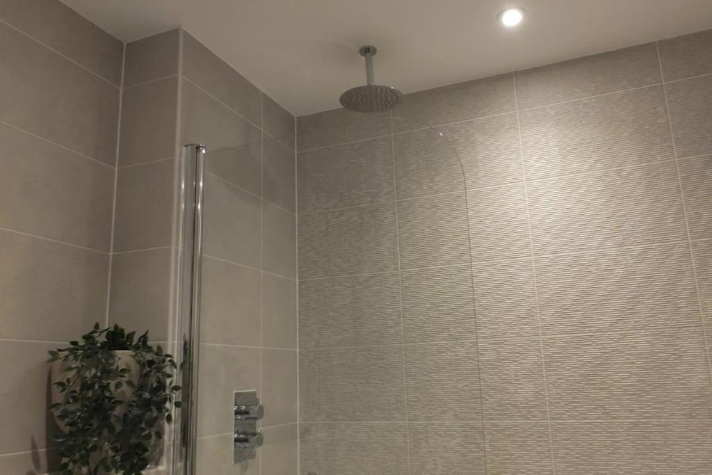 Entire Prestige In Quay - Free Parking, Fast Wifi, Smart Tv & Netflix Apartamento *