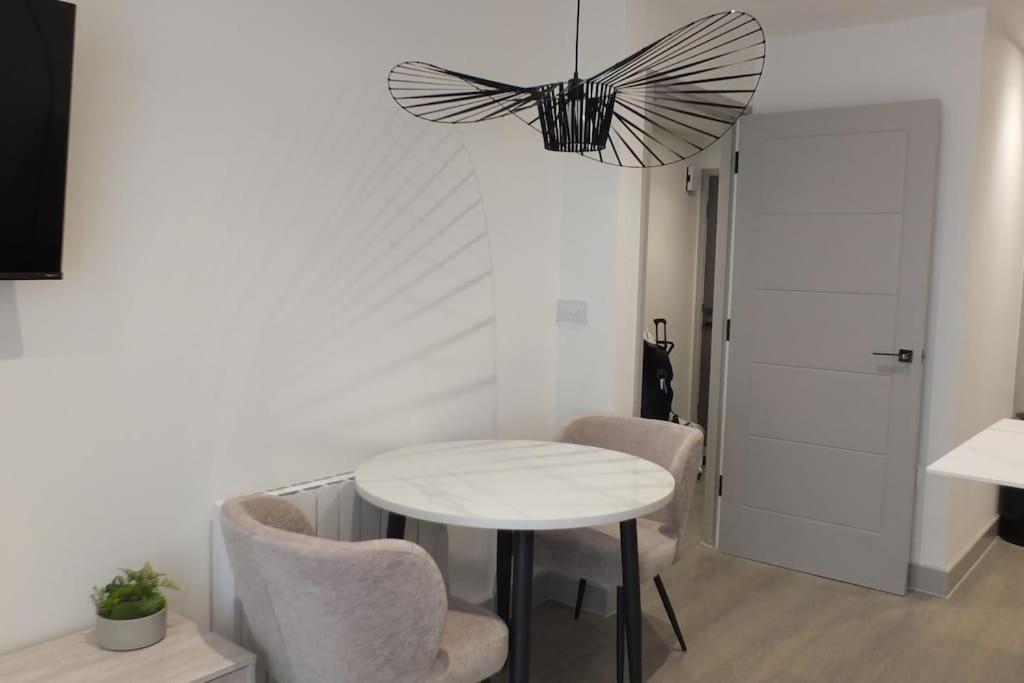 Entire Prestige In Quay - Free Parking, Fast Wifi, Smart Tv & Netflix Apartamento
